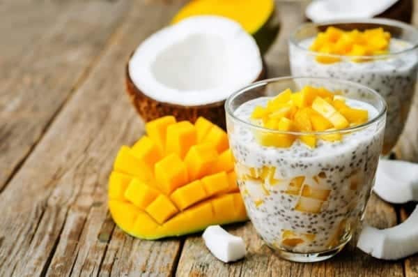 Chia-Samen Dessert mit Mango und Kokos