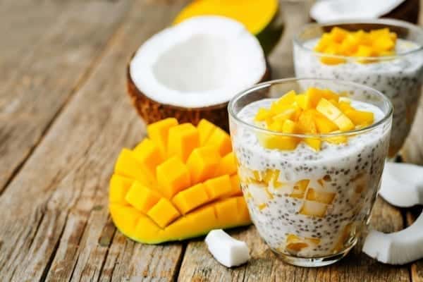 Chia-Samen Dessert mit Mango und Kokos