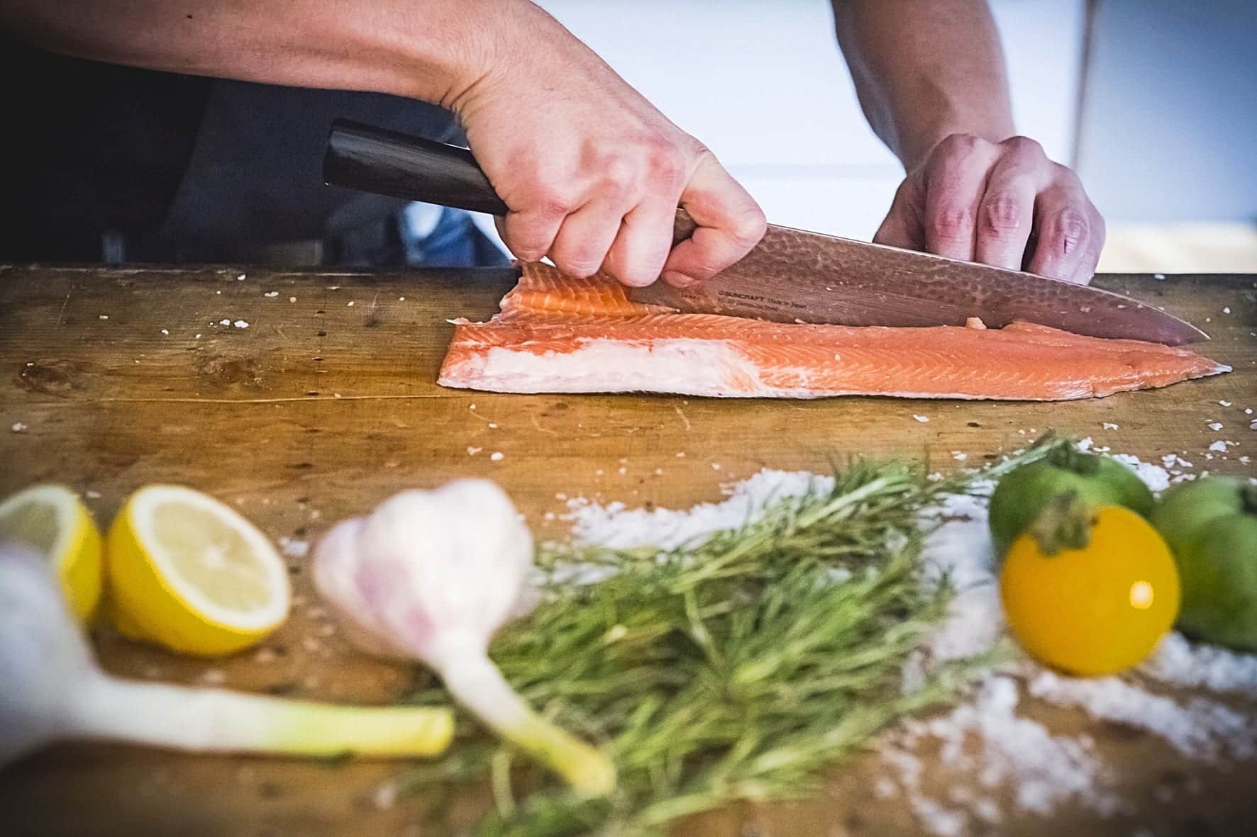 Fisch filetieren - Schnitt an der Längskante - Fisch filetieren - Schnitt am Rücken - Entdeckermagazin Miomente