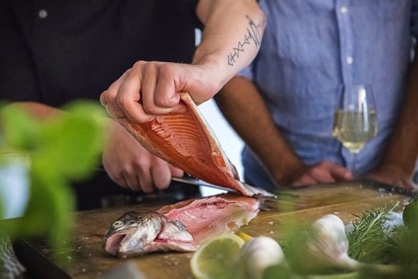 Frisch ausgelöstes Fischfilet - letzter Schnitt - Fisch filetieren - Schnitt am Rücken - Entdeckermagazin Miomente