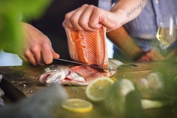 Fisch filetieren - Blick ins Fischinnere - Fisch filetieren - Schnitt am Rücken - Entdeckermagazin Miomente