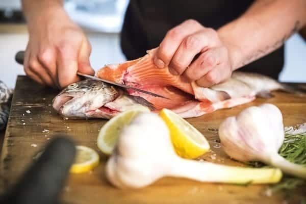 Fisch filetieren - Querschnitt an Kopf und Brustflosse - Fisch filetieren - Schnitt am Rücken - Entdeckermagazin Miomente