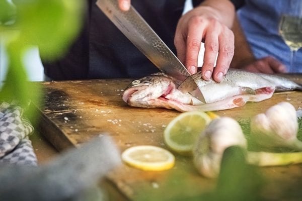 Fisch filetieren - Querschnitt an Kopf und Brustflosse Fisch filetieren - Schnitt am Rücken - Entdeckermagazin Miomente