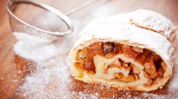 Apfelstrudel - Strudelteig ausrollen und füllen
