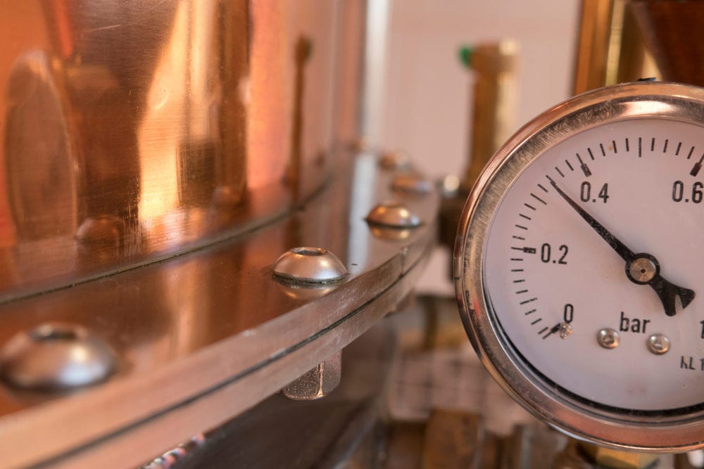 Gin wird zweifach destilliert - bei der zweiten Destillation werden die Botanicals hinzugefügt