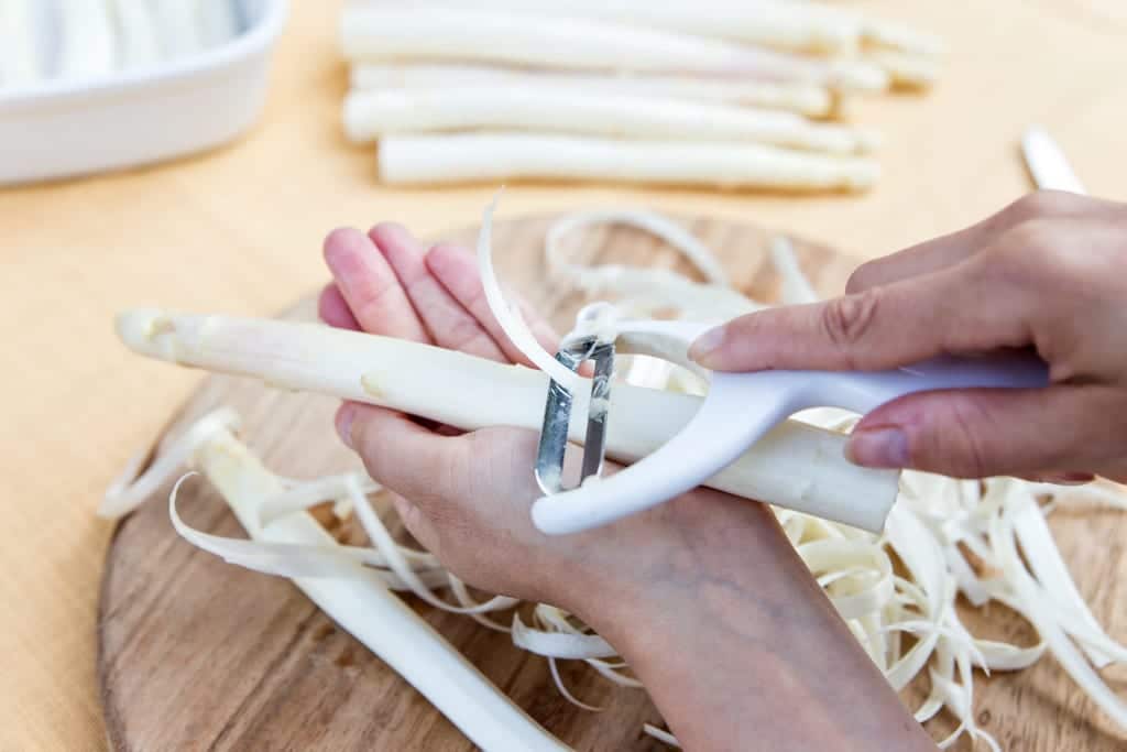 Spargel richtig schälen - vom Kopf zum Ende