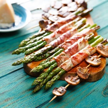 Gegrillter Spargel mit Speck