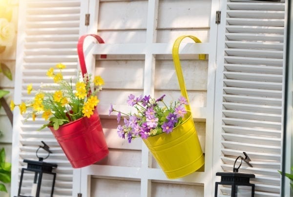 Platz sparen auf dem Balkon mit hängenden Töpfen und Pflanzgitter