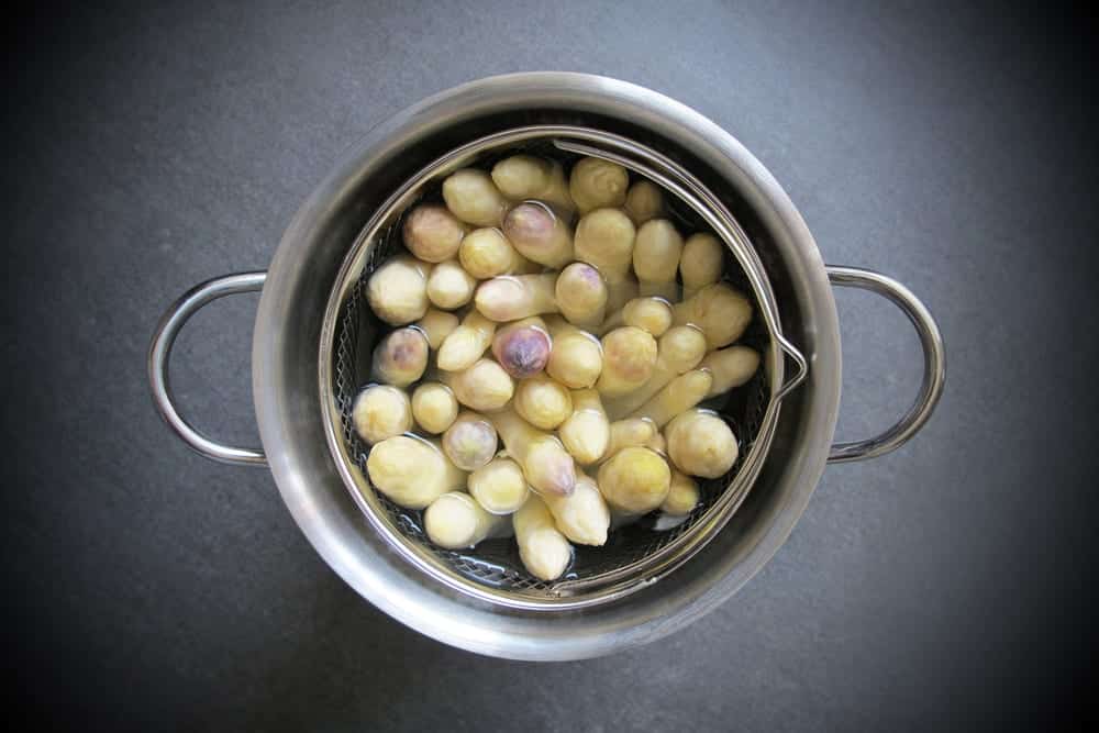 Spargel richtig kochen: aufrecht im Kopftoch stehend