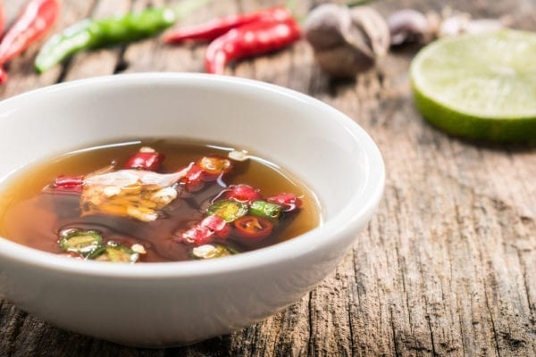 Thailändische Fischsauce aus fermentierten Anchovis mit Limette, CHili und Zucker