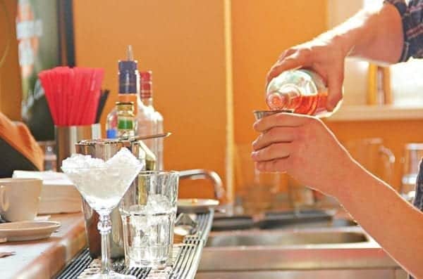 Cocktail mixen in der bar academy