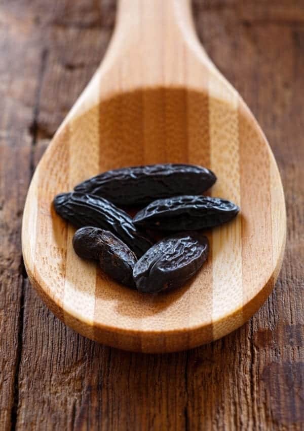 Klein, hart und schrumpelig - aber von unglaublichem Wohlgeruch: Die Tonkabohne