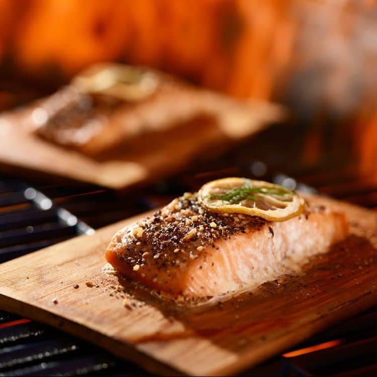 Plank Grilling auf der Grillplanke aus Zedernholz