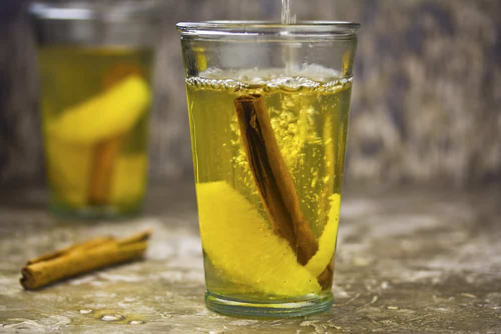 Weißer Glühwein für die Weihnachtszeit