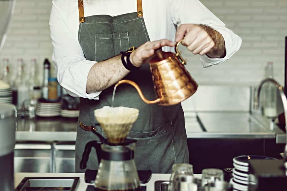 das perfekte Equipment zum Kaffee Aufbrühen: eine Gooseneck Kanne.