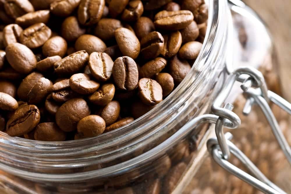 Kaffeebohnen halten sich in einfachen Weckgläsern länger frisch.