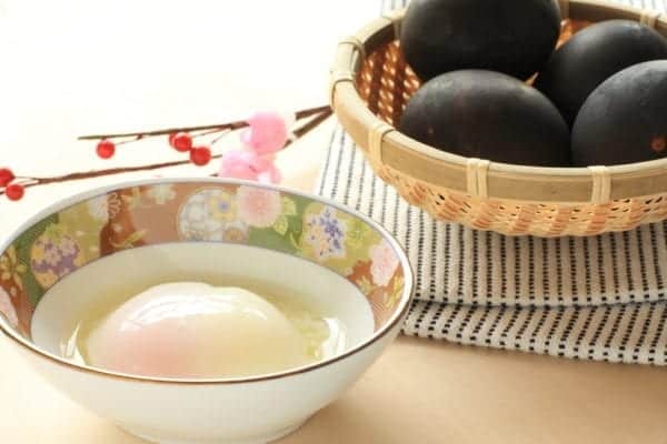 Schwarze Tamago-Onsen - gefärbt vom Schwefel der Quellen