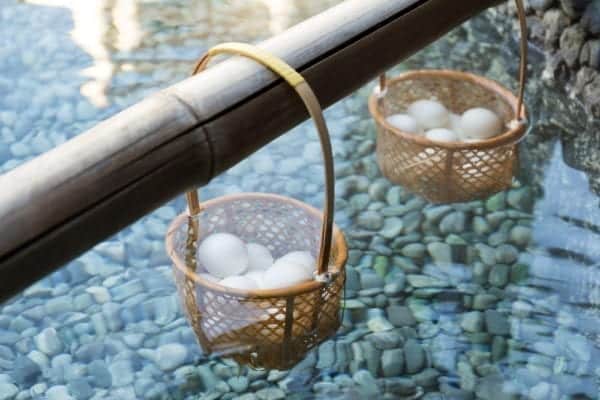 Onsen-Eier werden traditionell in heißen Quellen zubereitet