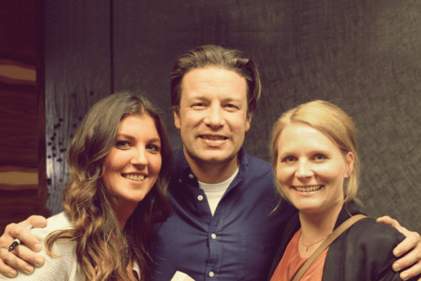 Nora Unterbruner, Jamie Oliver und Daphne Rohling beim Interview fürs Entdeckermagazin Miomente