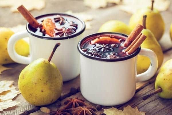 Klassischer Glühwein mit Sternanis, Zimt und frischer Orange
