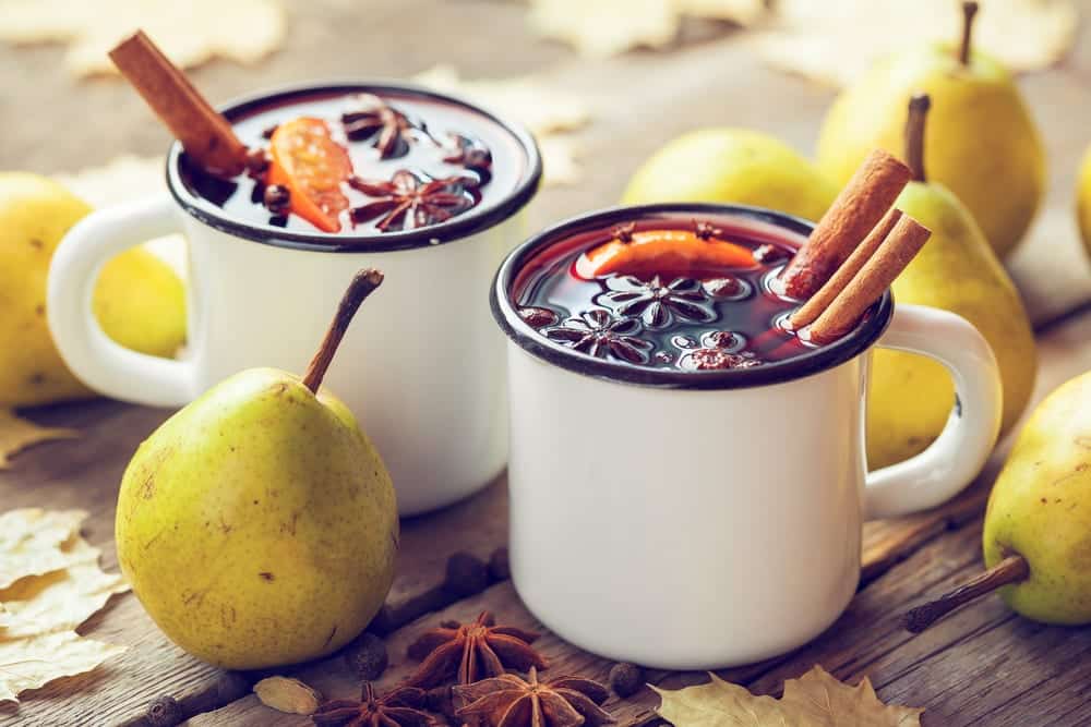 Klassischer Glühwein mit Sternanis, Zimt und frischer Orange