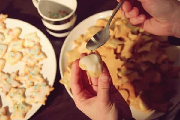 Miomente Weihnachtsrezept für Butterplätzchen: Fertige Plätzchen mit Streusel und Glasur