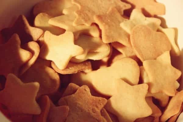 Miomente Weihnachtsrezept für Butterplätzchen: Fertige Plätzchen ohne Glasur