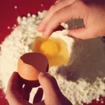 Miomente Weihnachtsrezept: Eier in Mehl schlagen