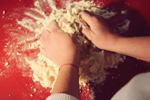 Miomente Weihnachtsrezept für Engelsaugen: Teig kneten