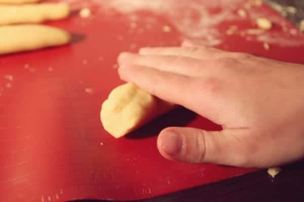 Miomente Weihnachtsrezept für Engelsaugen: Teig rollen