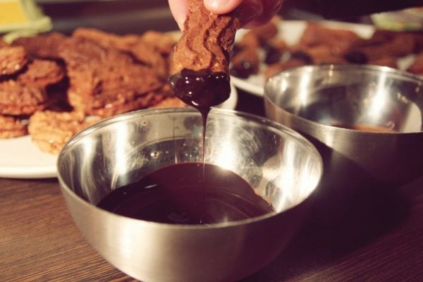 Miomente Weihnachtsrezept für Schokostangen: Fertige Schokostangen in Schokoladenglasur tunken
