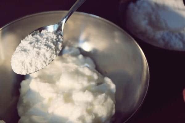 Miomente Weihnachtsrezepte für Zimtsterne: Mehl zu Eischnee hinzufügen