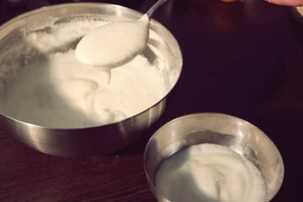 Miomente Weihnachtsrezepte für Zimtsterne: Eischnee für die Glasur zur Seite geben