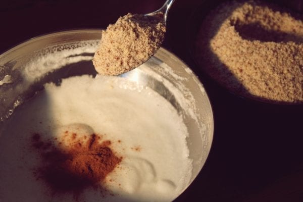 Miomente Weihnachtsrezepte für Zimtsterne: Nüsse zum Eischnee hinzufügen