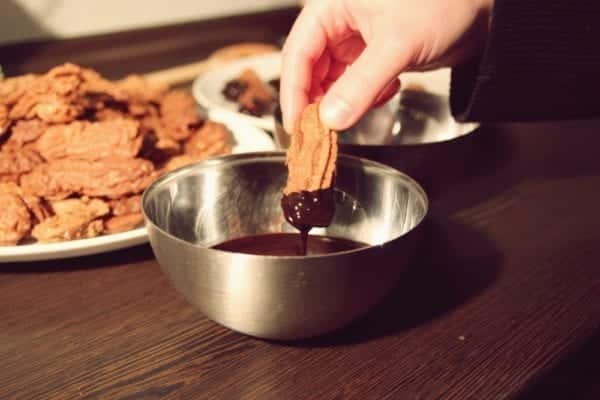Miomente Weihnachtsrezepte für Schokostangen: Schokostangen in Schokoladenglasur tunken