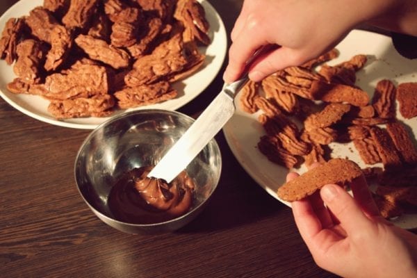 Miomente Weihnachtsrezepte für Schokostangen: Hälfte mit Schokoladencreme bestreichen
