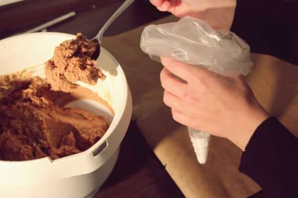 Miomente Weihnachtsrezepte für Schokostangen: Teig in Spritzbeutel füllen