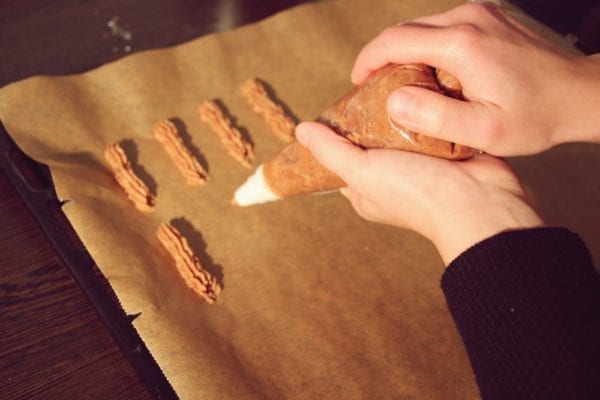 Miomente Weihnachtsrezepte für Schokostangen: Teig mit Spritzbeutel auf Blech spritzen