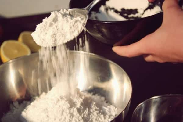 Miomente Weihnachtsrezepte für Cookies: Mehl in Schüssel füllen