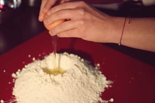 Miomente Weihnachtsrezepte für Cookies: Eier in Mehlgrube schlagen