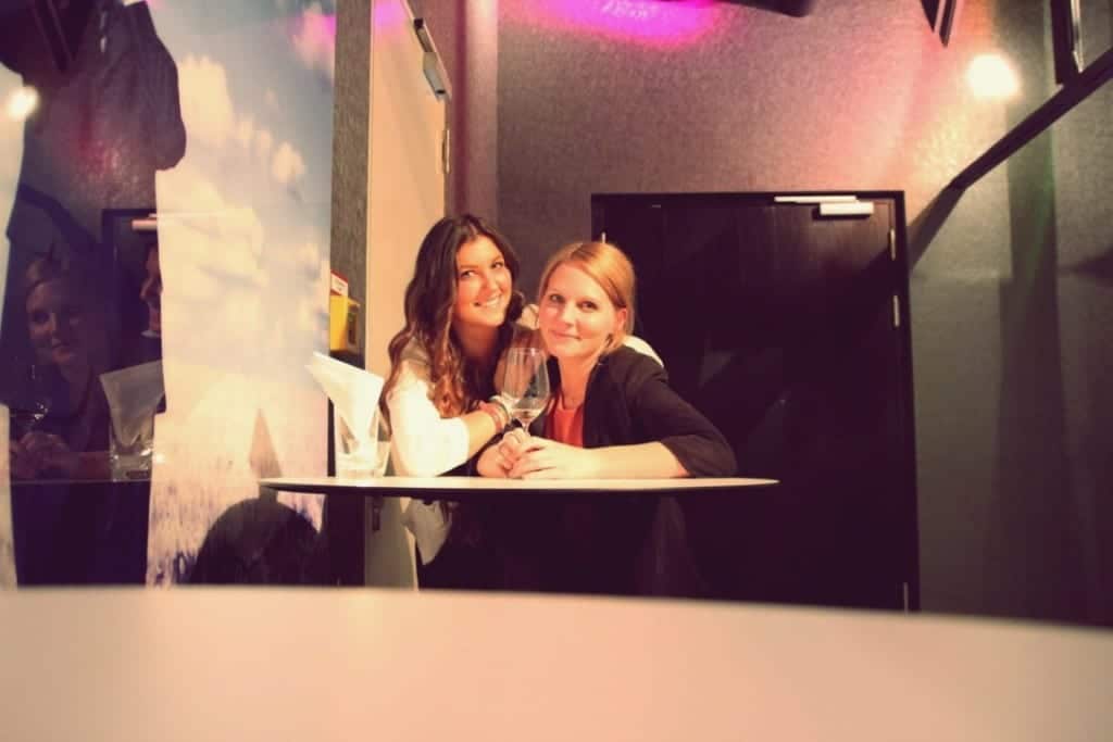 Nora Unterbruner und Daphne Rohling vom Entdeckermagazin beim Interview mit Jamie Oliver