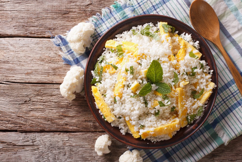 Paleo-Rezepte: Blumenkohlreis mit gebackenen Eiern und Kräutern
