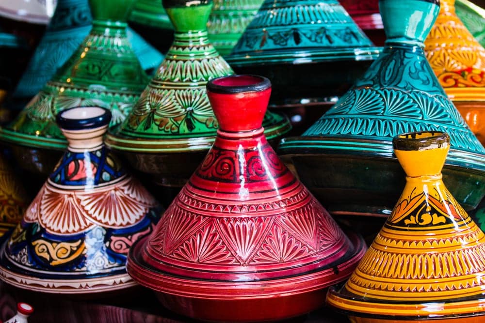 Bunte Tajinen sind der Blickfang auf den Basaren