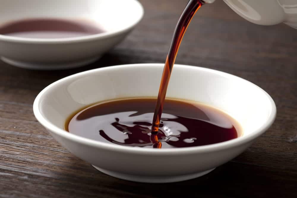 Japanische Sojasauce - fermentiert aus Sojabohnen, Getreide und Salz