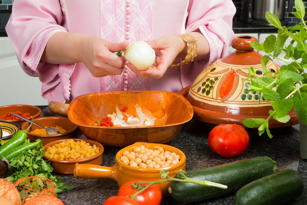Kochen mit der Tajine ist einfach - der Lehmtopf ist für alle Herdarten geeignet