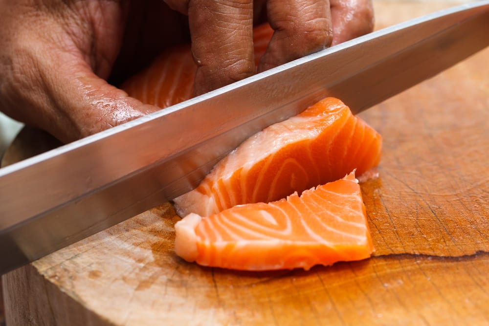 Lachs für Sushi quer zur Maserung schneiden