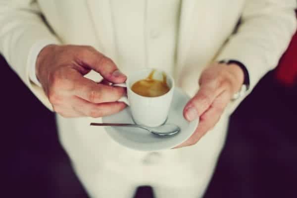Im Wiener Kaffeehaus - Österreichische Kaffeespezialitäten: Kleiner oder großer Brauner mit einem Schuss Milch