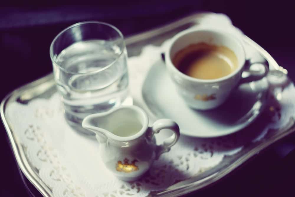 Im Wiener Kaffeehaus - Österreichische Kaffeespezialitäten: Kleiner oder großer Brauner mit einem Schuss Milch