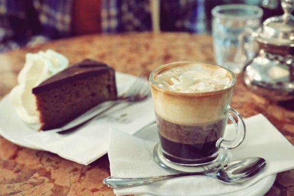 Im Wiener Kaffeehaus - Österreichische Kaffeespezialitäten: Kapuziner mit Schlagsahne