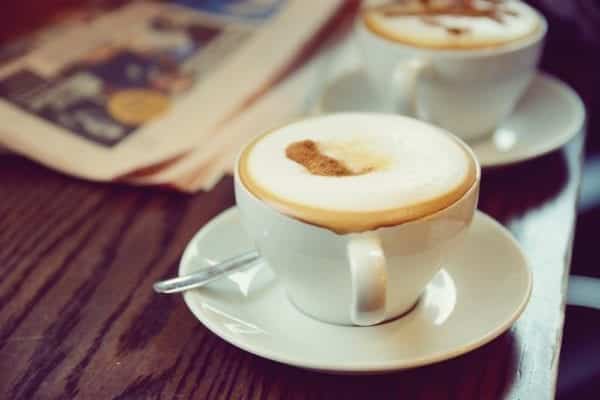 Im Wiener Kaffeehaus - Österreichische Kaffeespezialitäten: Melange mit Milchschaum